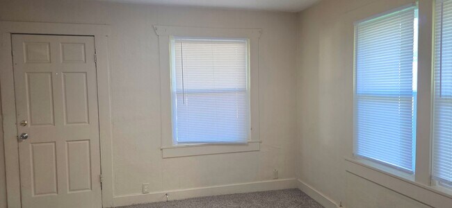 Building Photo - 2 bedroom/1 bathroom for $850!