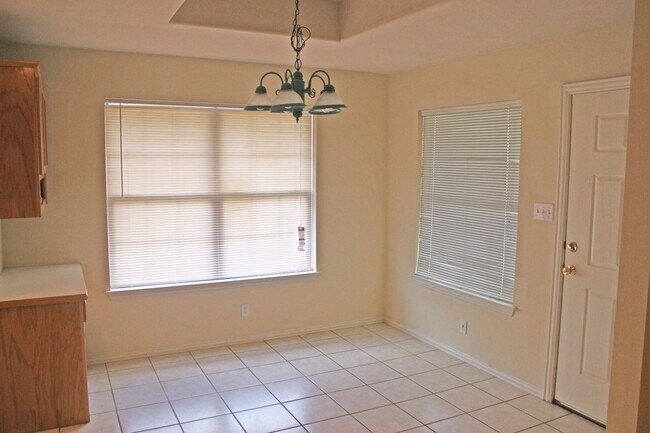 Building Photo - Great 3 Bdrm 2 Bath 1/2 Duplex in Denton Tx