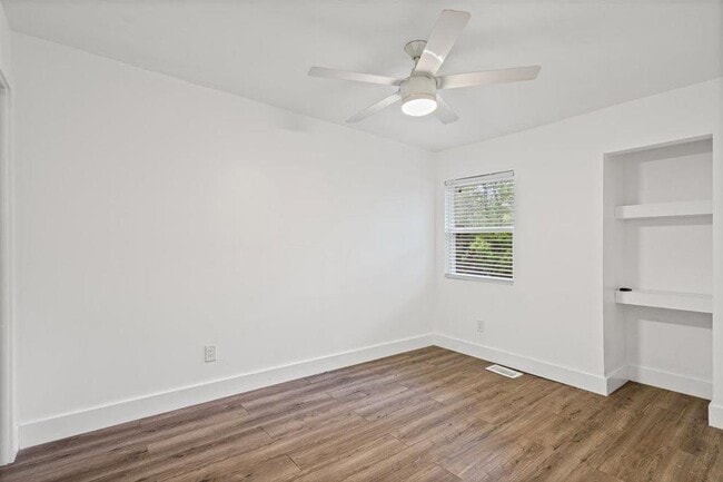 Building Photo - 6401 Chimney Creek Cir