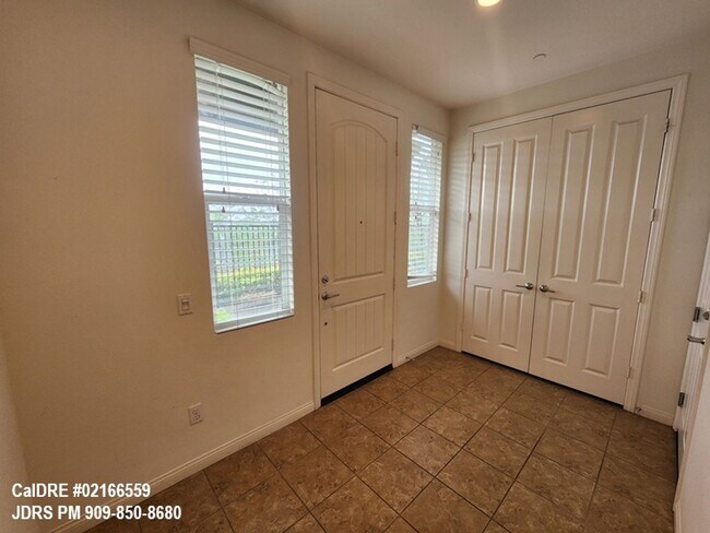 Building Photo - Azusa 2 bedroom Townhome