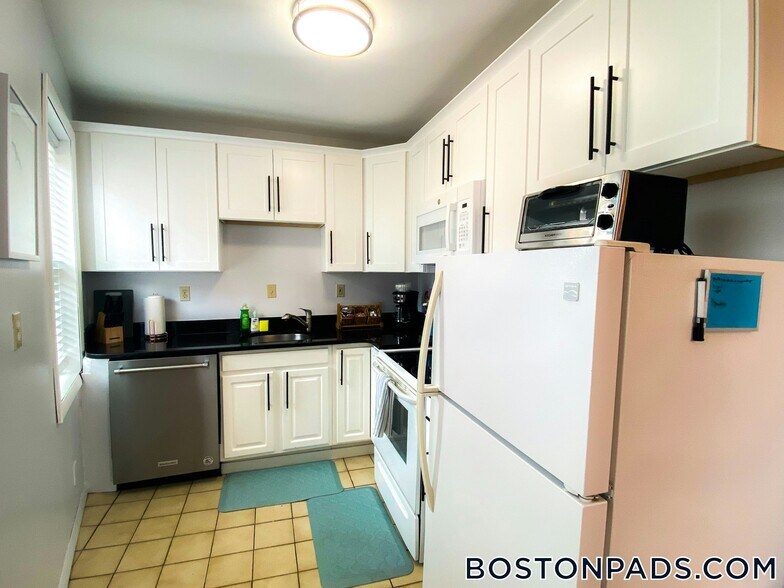 Building Photo - 1004 Tremont St
