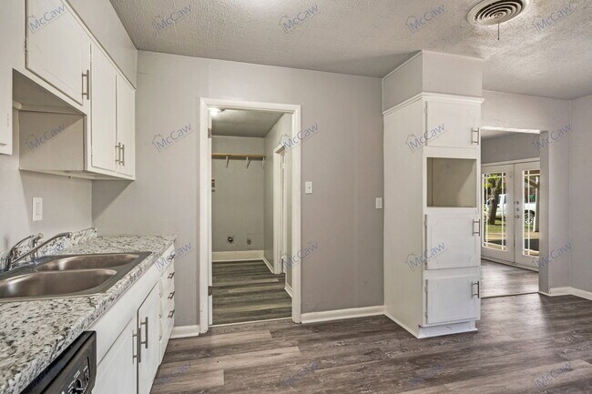 Building Photo - 811 Vogel St