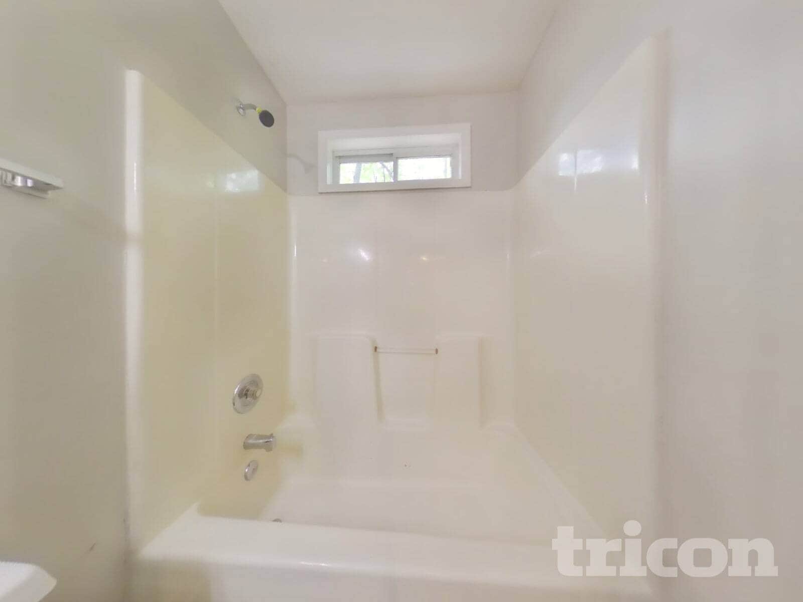 Building Photo - 450 Amsterdam Way