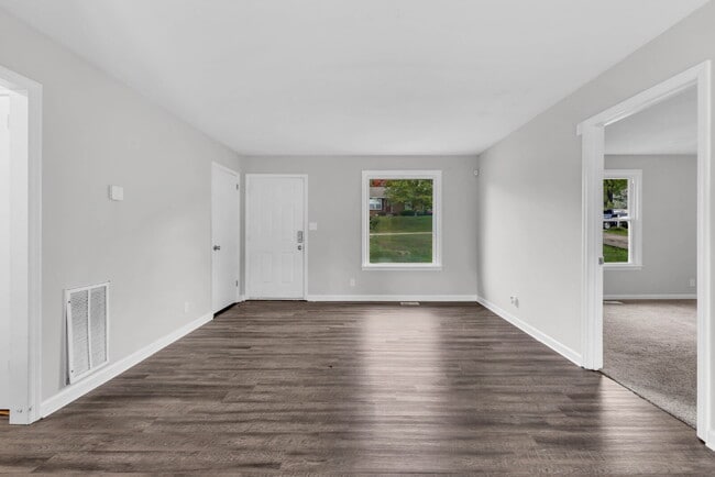 Building Photo - Move-in Special!! 3 Bedroom and 2 Bathroom with Finished Basement near Fort Campbell