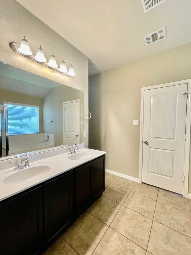 Building Photo - Immaculate Home In A Great Neighborhood!