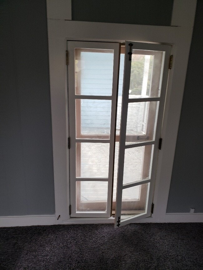 Building Photo - One Bedroom One Bath Duplex , Tenant only ...