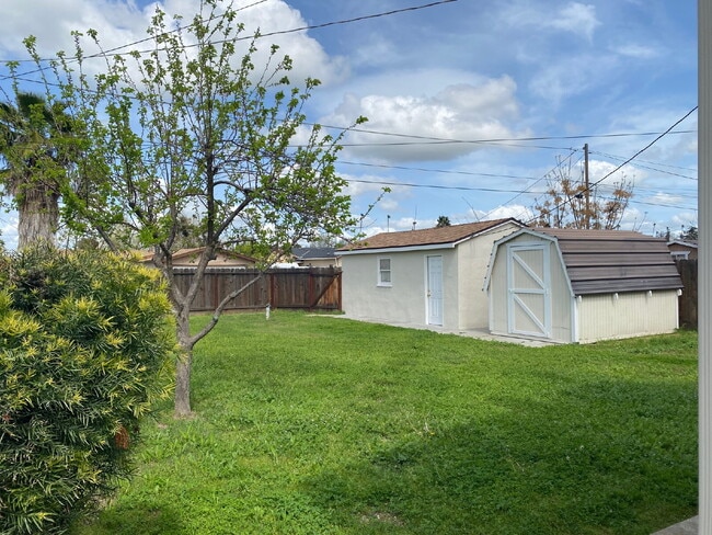 Building Photo - Charming 2-Bedroom, 1-Bath Home with Modern Updates on a Spacious Lot