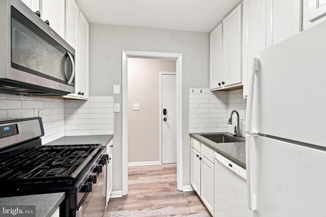 Building Photo - 3814 Lyndhurst Dr