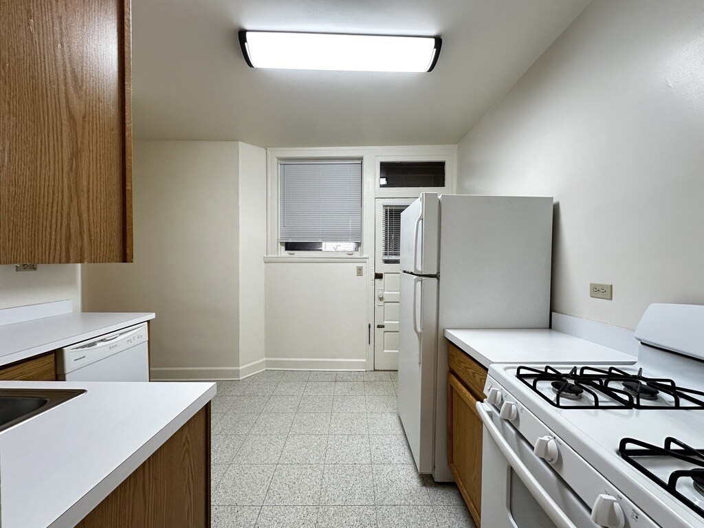 Building Photo - 2633 W Ainslie St