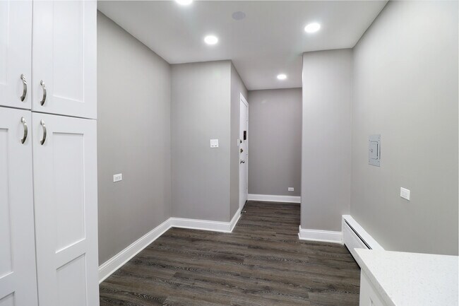 Building Photo - 6040 N Troy St