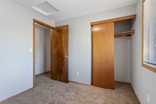 Building Photo - 3 bedroom townhouse with Garage!! Wont las...
