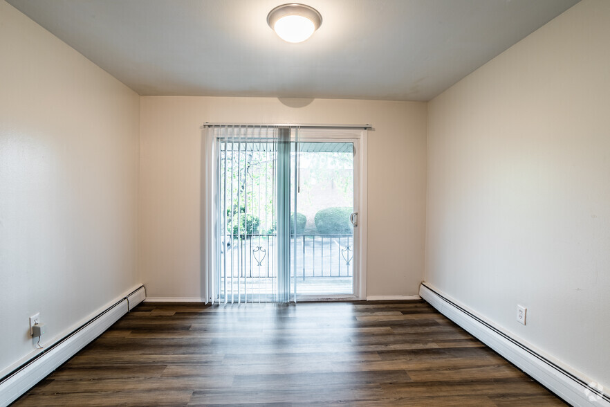 Dining Area - Pennsbury Court Apartments