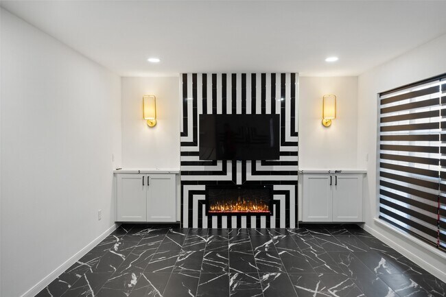 Building Photo - 2101 Fountain View Dr