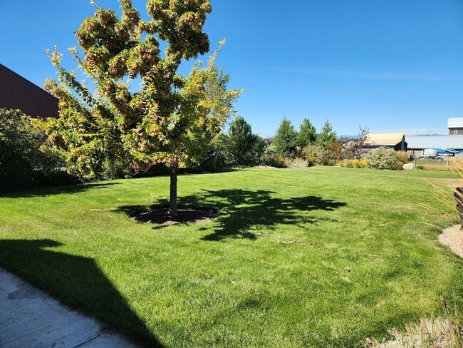 Building Photo - Beautiful Country Townhome!