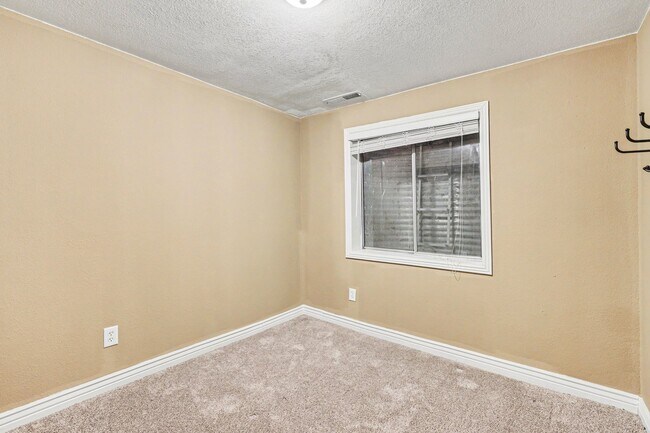 Building Photo - 2669 S Deframe Cir