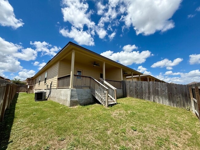Building Photo - 3 Bedroom, 2 Bathroom Duplex in Converse!