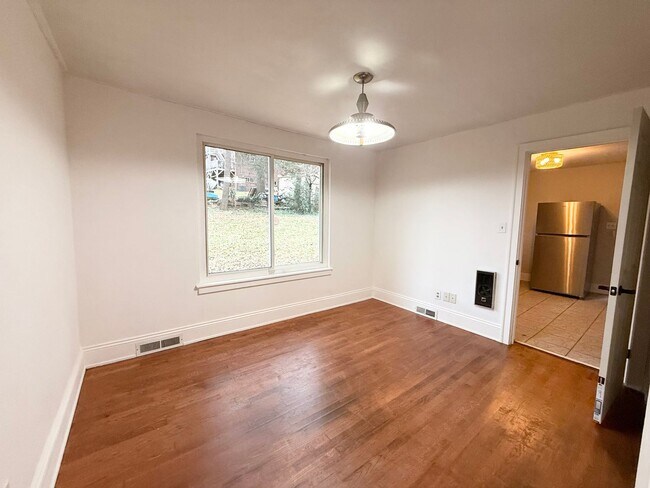 Building Photo - Beautiful Brick Home in Prime Hickory Location – Spacious Layout & Hardwood Floors!