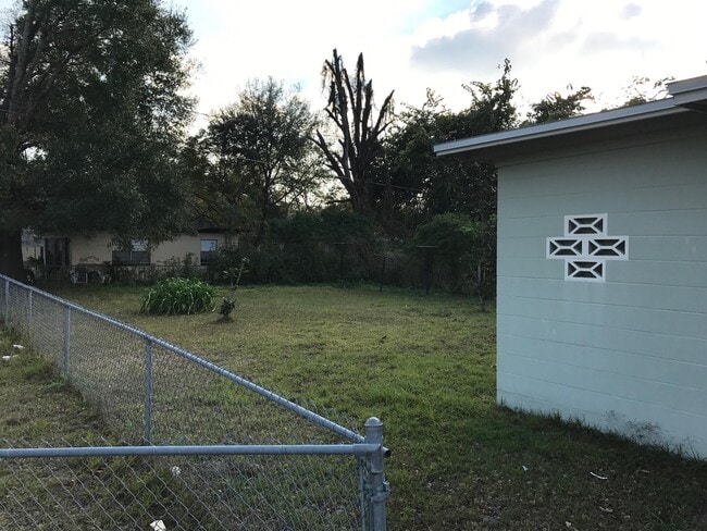 Building Photo - 1000 W Miller Ave