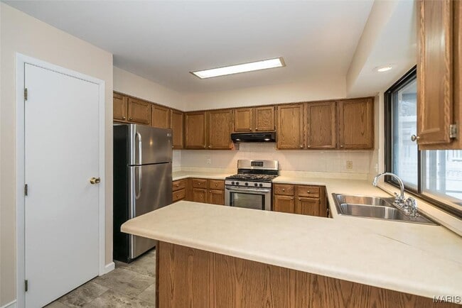 Building Photo - 2018 Creekpoint Dr