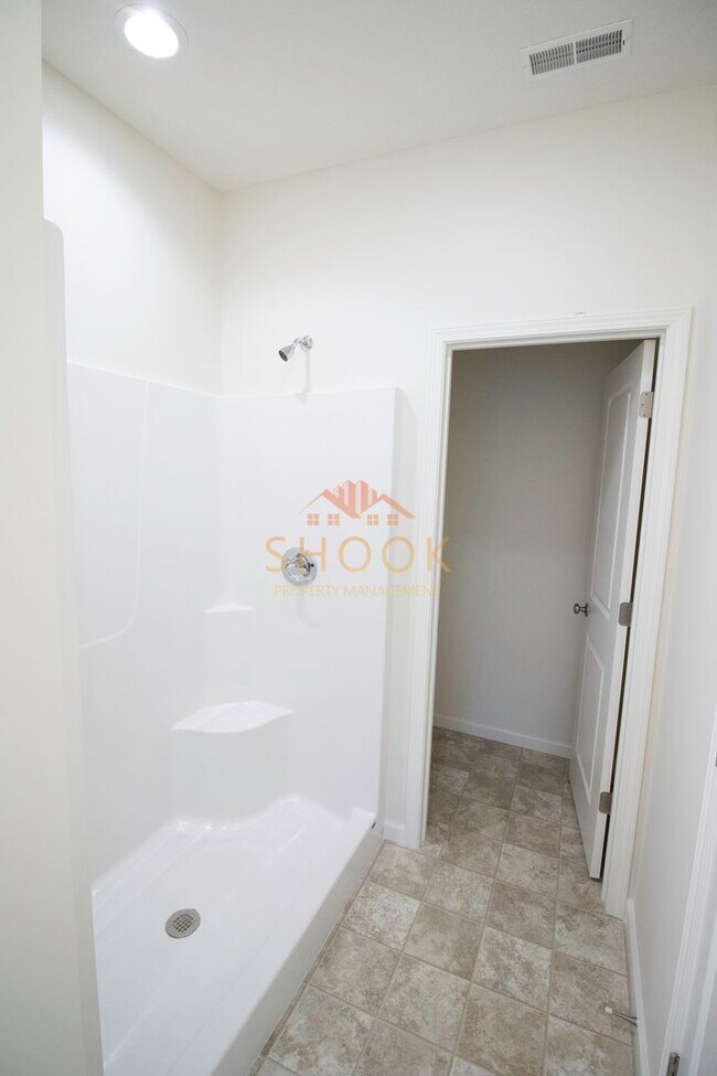 Building Photo - MODERN 3BR HOME IN BLACKTHORNE