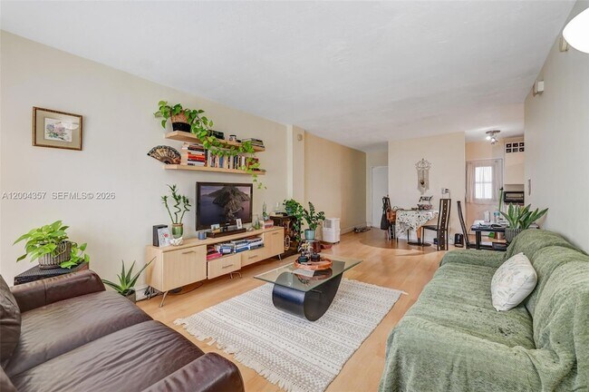 Building Photo - 1300 Lincoln Rd