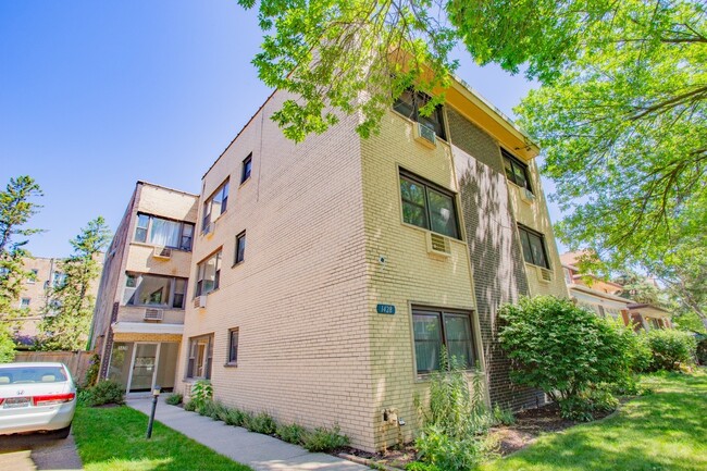 Building Photo - 1428 W Fargo Ave