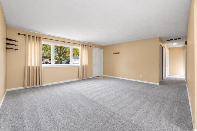 Building Photo - 2221 Graham Dr