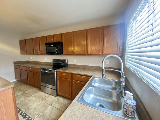 Building Photo - $300 OFF 1ST MONTH RENT IF YOU MOVE IN WIT...