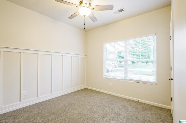 Building Photo - 1080 Park View Dr