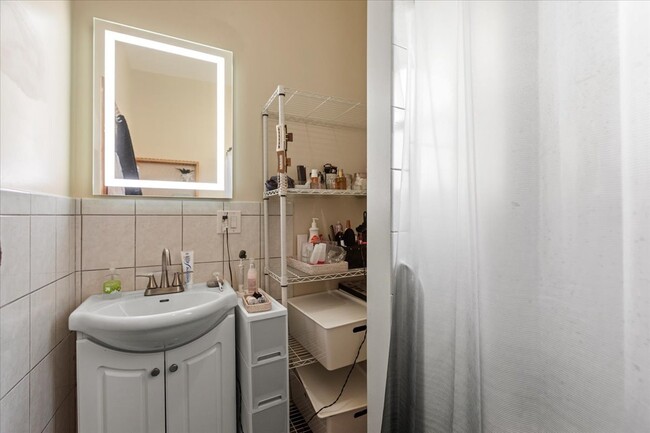 Building Photo - 2028 N Hamlin Ave