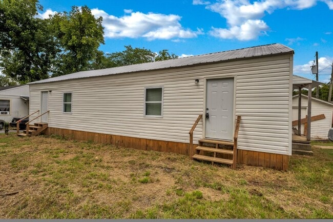 Building Photo - Move in Before the Holidays! Cozy Childers...