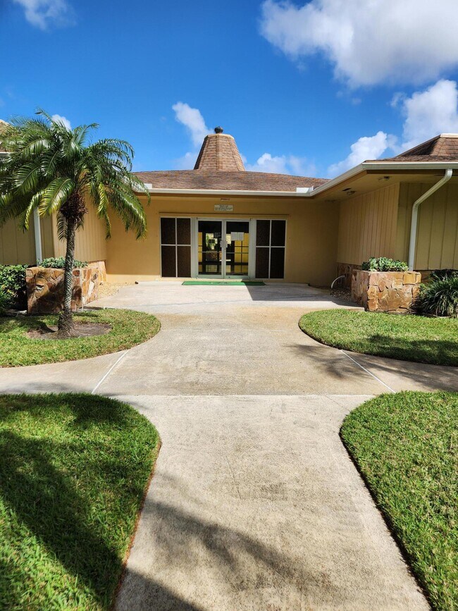 Building Photo - 600 Village Green Ct