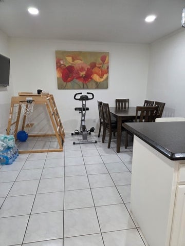 Building Photo - 810 Sandtree Dr