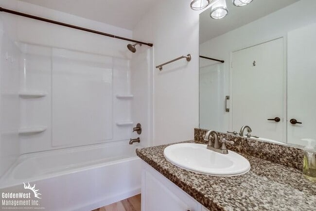 Building Photo - Stylish 2Bdm 1Ba Condo in the Waterbridge ...