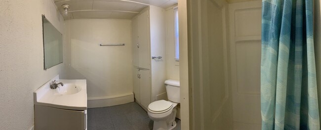 Building Photo - 916 Axtell St