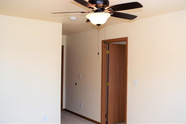 Building Photo - Spacious & Convenient Living in Shady Oaks!