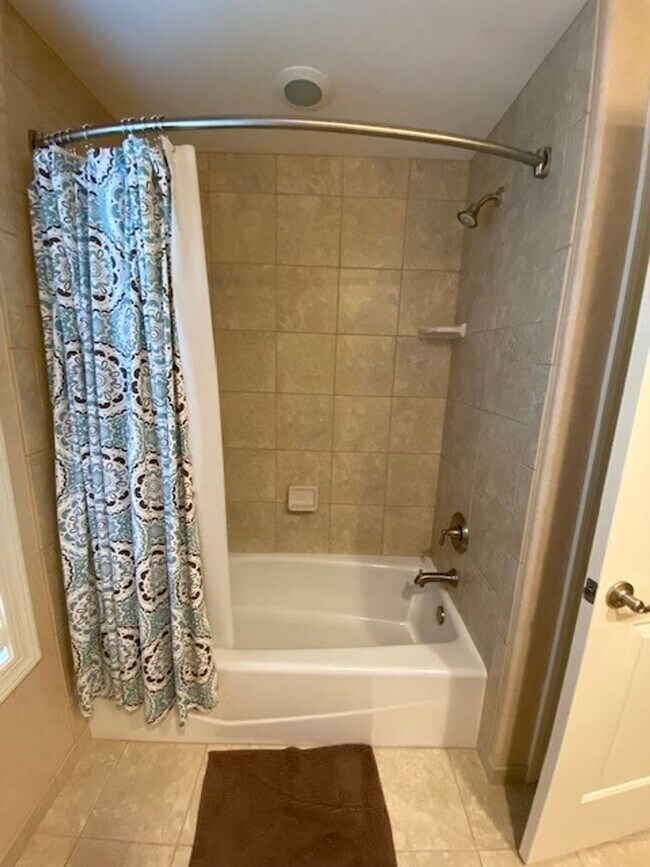 Building Photo - Beautiful Fully Furnished 3 bed 2 bath hom...