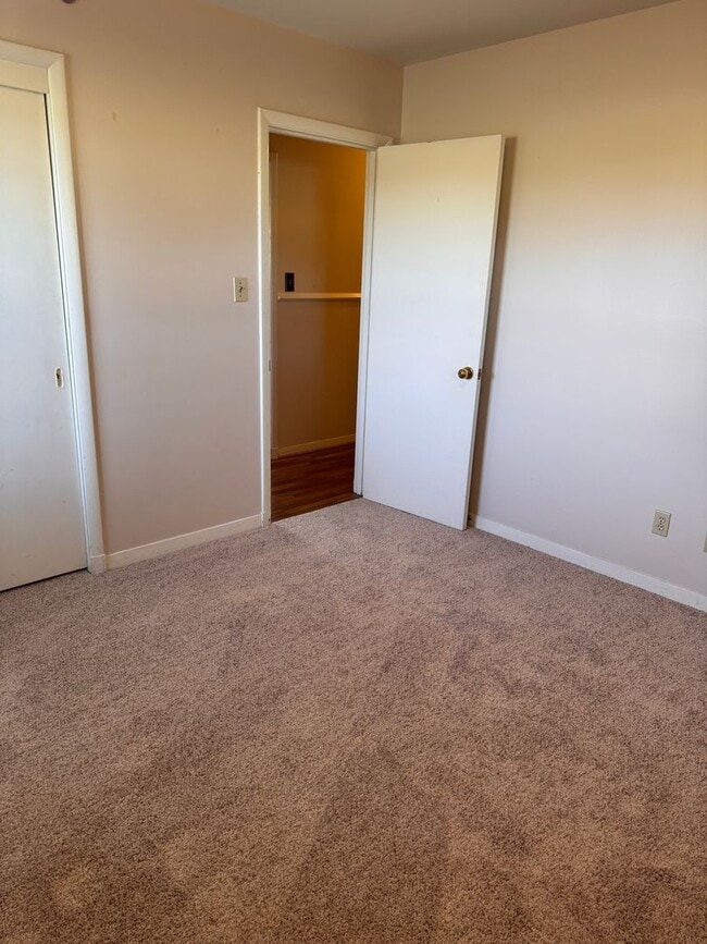 Building Photo - 5 Bedroom || 3 Bathroom Home with All Util...