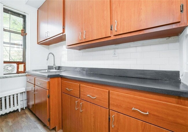 Building Photo - 14 N Chatsworth Ave