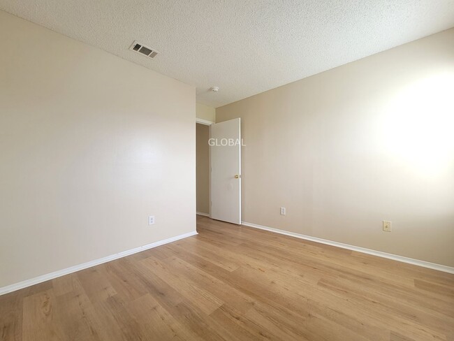 Building Photo - Spacious 3-Bed Townhome with 1st-Floor Mai...