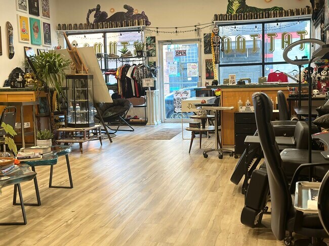 Building Photo - 911 E 5th St