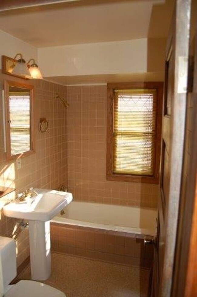 Building Photo - The Lamp House - 4 Br., 3 Bath Home  Available 8/15/2026-8/14/2027