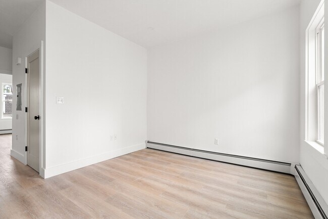 Building Photo - 467 E 3rd St