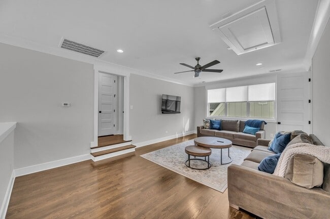 Building Photo - 5045 Kathryn Ave