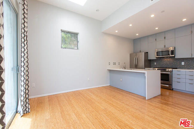 Building Photo - 3907 De Longpre Ave