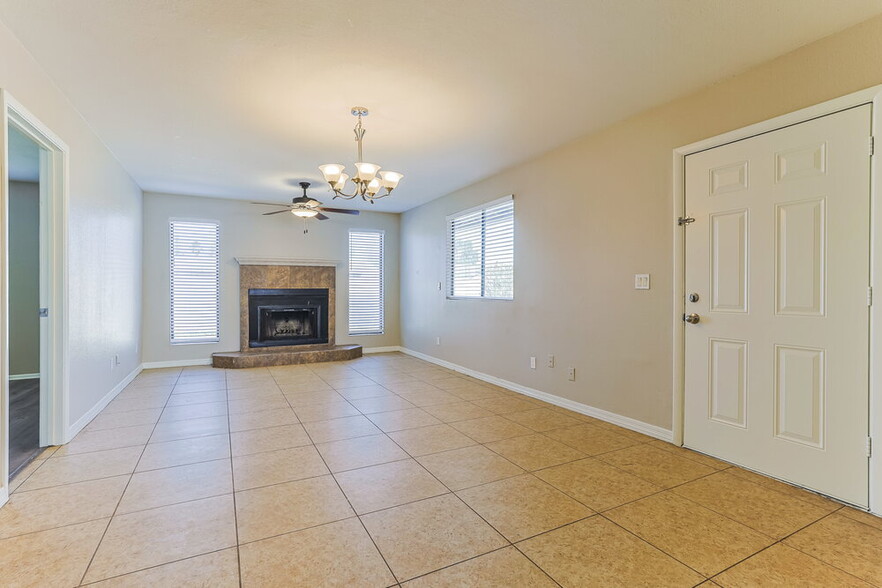 Building Photo - 728 W El Prado Rd