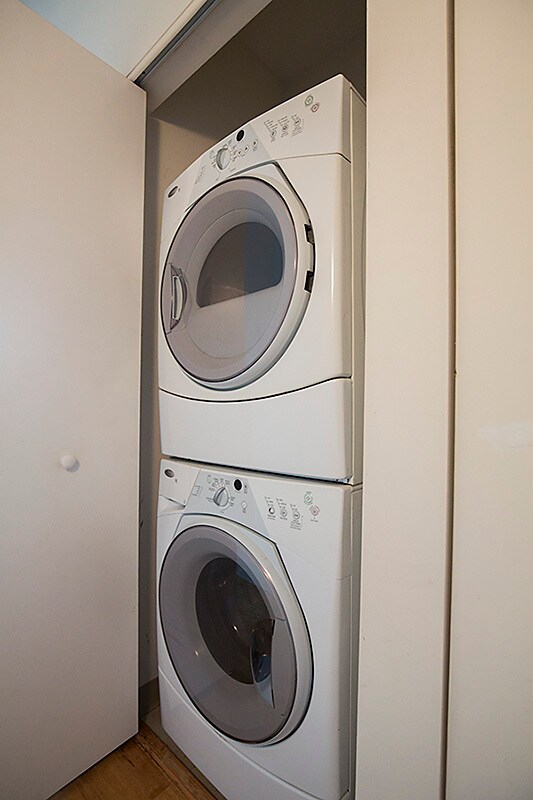 Building Photo - 320 E 21st St