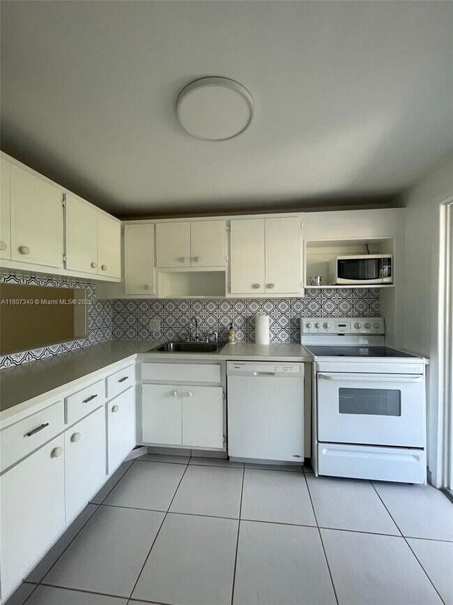 Building Photo - 950 Hillcrest Dr