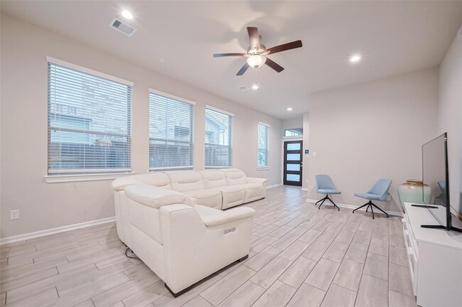 Building Photo - 7031 House Wren Ct