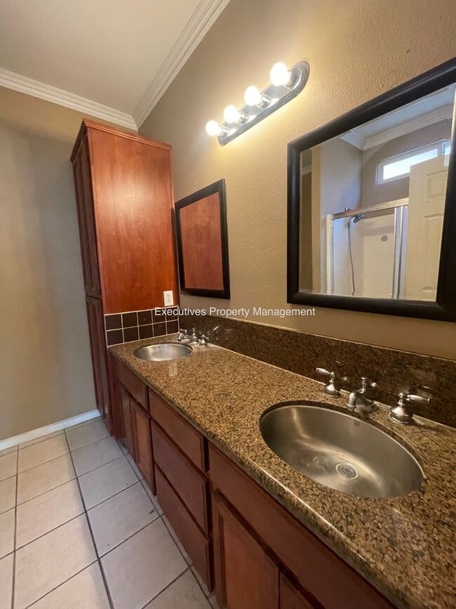 Building Photo - 2301 Peppertree Ln